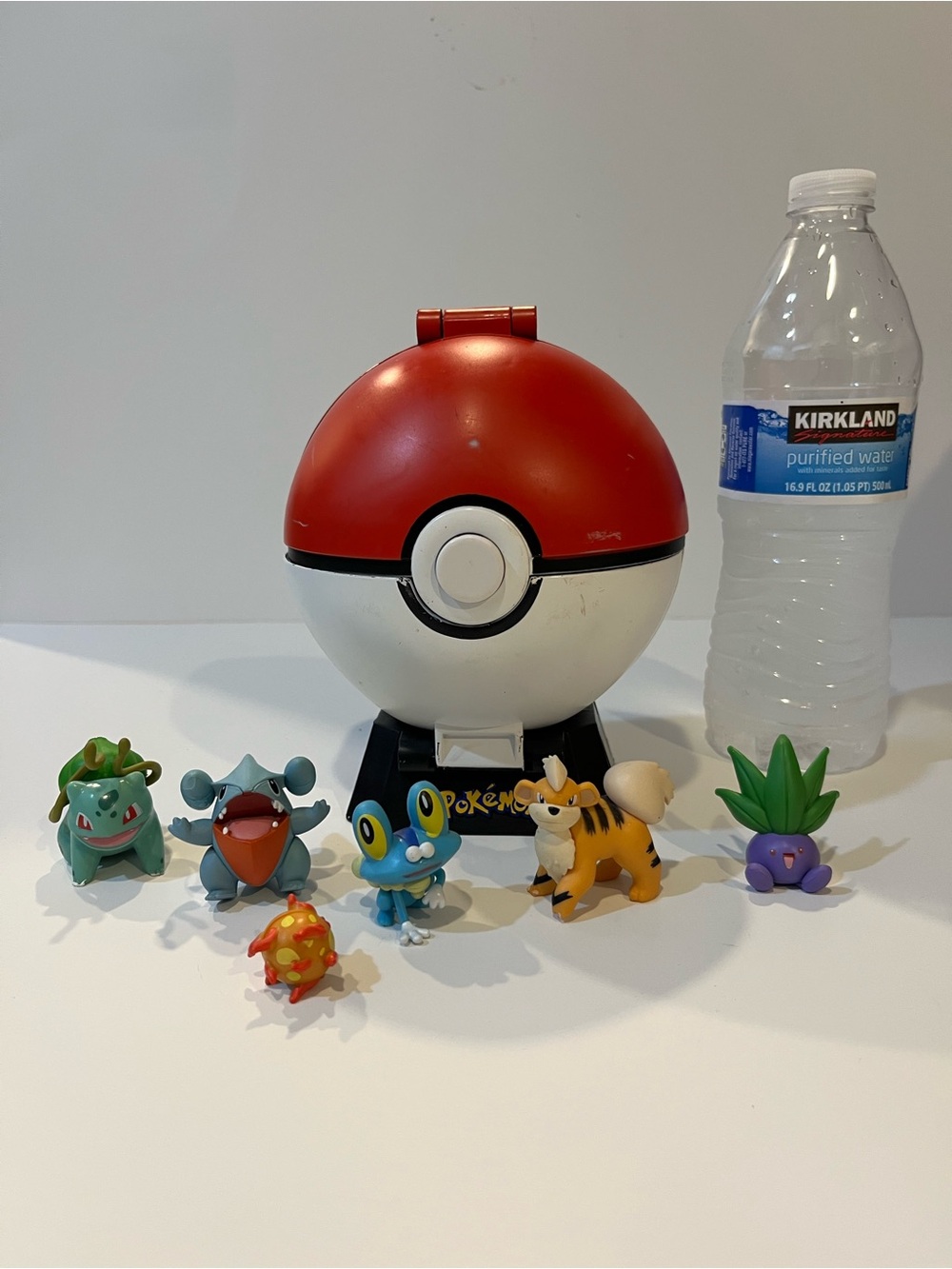 2009 Nintendo JAKKS Pacific Pokemon Red Pokeball Micro Playset.The set features